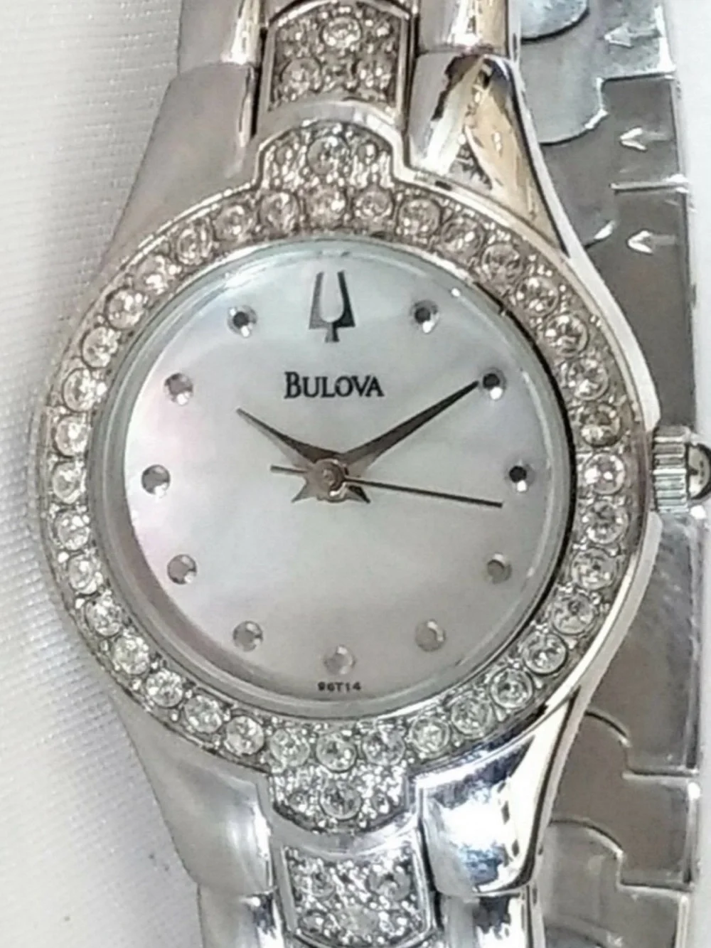 Beautiful Bulova Watch Crystal Bezel Band MOP Dial C869702 21 mm Womens